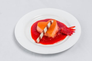 Çilek soslu ve gofretli kalp şeklinde puding. Sevgililer Günü tatlı tarifi.