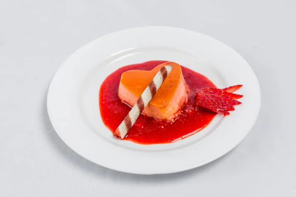 Hartvormige Pudding Met Aardbeisaus Wafel Valentijnsdag Recept — Stockfoto