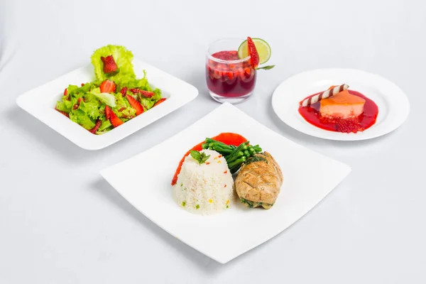 Sevgililer Günü özel yemek tabağı izole beyaz arka planda. Sevgililer Günü yemeği tabağı. Sevgililer Günü yemeği teklifi.