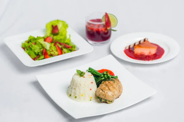 Sevgililer Günü özel yemek tabağı izole beyaz arka planda. Sevgililer Günü yemeği tabağı. Sevgililer Günü yemeği teklifi.