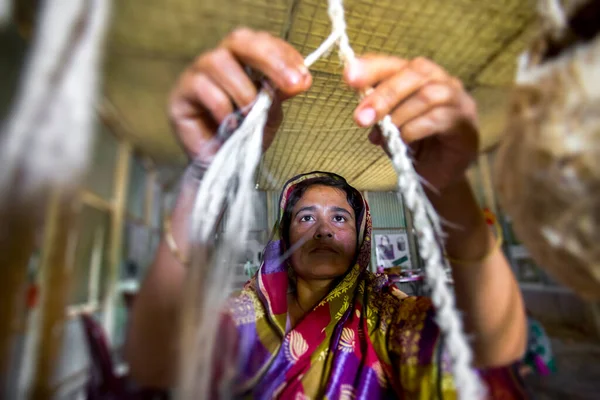 在孟加拉国坦盖尔的Madhupur 女工匠正在用香蕉树的纤维做绳子 — 图库照片