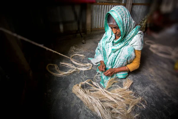 Yaşlı Bir Kadın Bangladeş Madhupur Sıska Ellerinde Muz Ağacı Liflerinden — Stok fotoğraf