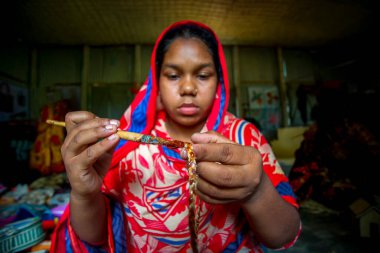 Genç bir zanaatkar, Bangladeş, Madhupur 'da bir muz ağacının liflerinden bir gösteri yapıyor..