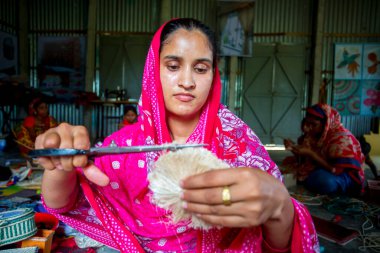 Bir grup kadın zanaatkar, Madhupur, Tanthe, Bangladeş 'te muz ağacı lifleri ve ananas yaprağı liflerinden vitrin parçaları yapıyor..