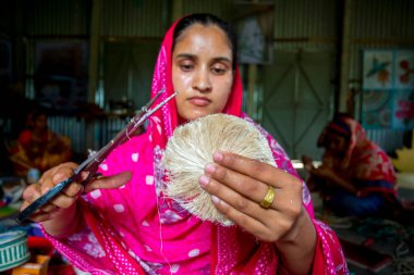 Bir grup kadın zanaatkar, Madhupur, Tanthe, Bangladeş 'te muz ağacı lifleri ve ananas yaprağı liflerinden vitrin parçaları yapıyor..