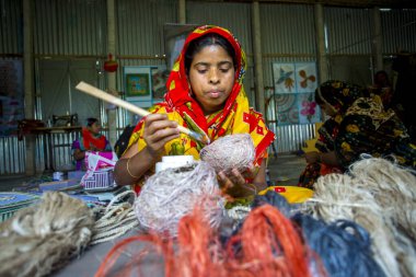El sanatları ustası kadınlar, Madhupur 'da, Tanthe' de, Bangladeş 'te ananas lifinde kuş yuvaları yapıyorlar..