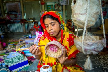 El sanatları ustası kadınlar, Madhupur 'da, Tanthe' de, Bangladeş 'te ananas lifinde kuş yuvaları yapıyorlar..
