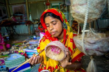 El sanatları ustası kadınlar, Madhupur 'da, Tanthe' de, Bangladeş 'te ananas lifinde kuş yuvaları yapıyorlar..