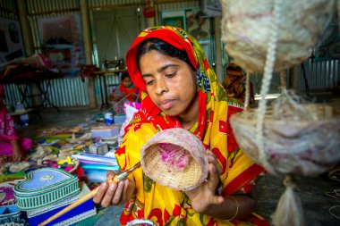 El sanatları ustası kadınlar, Madhupur 'da, Tanthe' de, Bangladeş 'te ananas lifinde kuş yuvaları yapıyorlar..