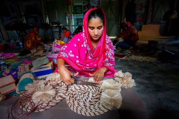 在孟加拉国坦盖尔的Madhupur 一群女手工艺者正在用香蕉树的纤维和菠萝叶纤维制作展品 — 图库照片