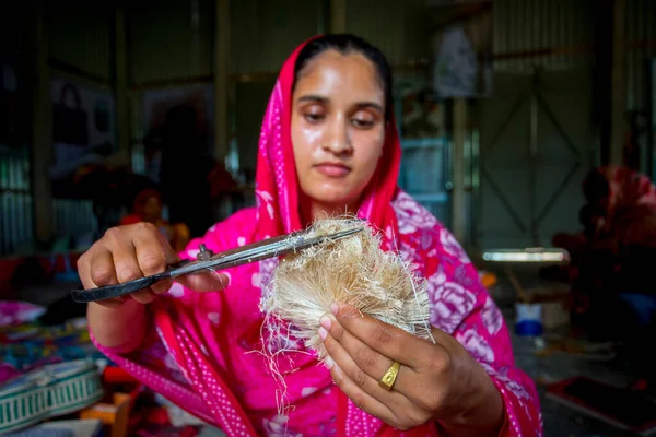 在孟加拉国坦盖尔的Madhupur 一群女手工艺者正在用香蕉树的纤维和菠萝叶纤维制作展品 — 图库照片