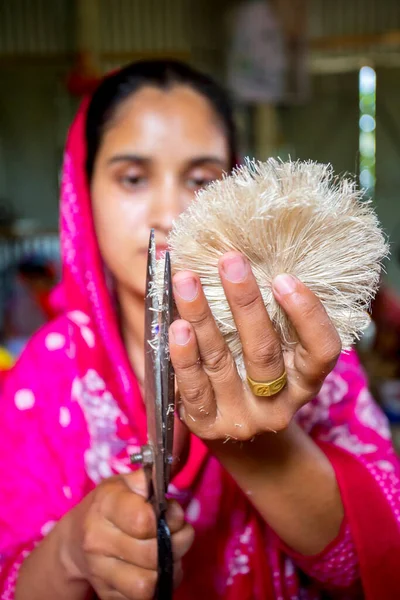 Uma Mulher Fazendo Artesanato Está Alisando Fibras Uma Bananeira Com — Fotografia de Stock