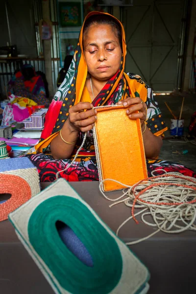 ハンドクラフトメーカーの女性は バングラデシュのタンガイル マドゥプルでパイナップル繊維を使用していくつかのカラフルなティッシュボックスを作っています — ストック写真