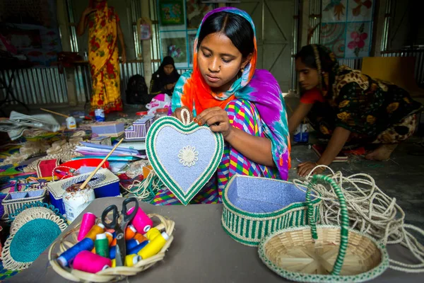 孟加拉国坦盖尔市Madhupur市 一名村女手工艺品制造商正在用菠萝纤维制作一些陈列柜 — 图库照片