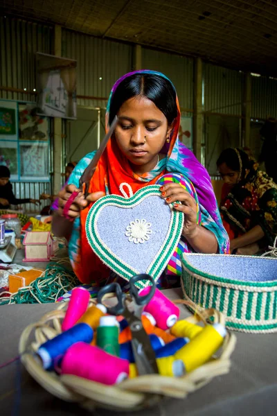 Uma Menina Fabricante Artesanato Aldeia Está Fazendo Algumas Caixas Showpiece — Fotografia de Stock