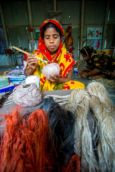 ハンドクラフトメーカーの女性は バングラデシュのタンガイル州マドゥプルにあるパイナップル繊維を使用したショーピース鳥の巣を作っています — ストック写真