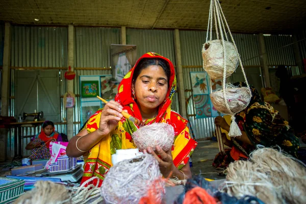 在孟加拉国坦盖尔的Madhupur市 女手工艺品制造商们正在用菠萝纤维做一个展示鸟巢 — 图库照片