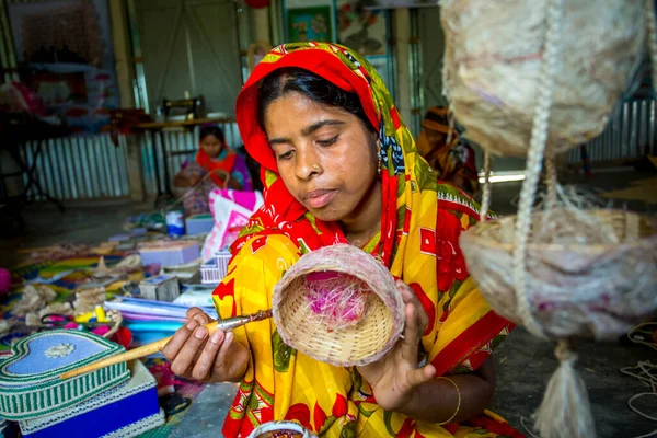 在孟加拉国坦盖尔的Madhupur市 女手工艺品制造商们正在用菠萝纤维做一个展示鸟巢 — 图库照片