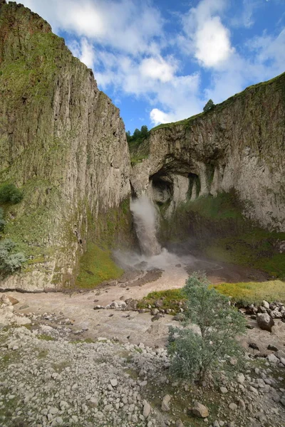 Panorama Karakaya Vodopádu Mezi Skalami Létě Horách Severního Kavkazu — Stock fotografie