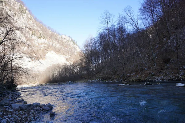  Hızlı dağ nehri Assa 'nın panorama' sı berrak mavi suları ve kayaları yüksek dağ Assinsky geçidi, Ingushetia, Kuzey Kafkasya