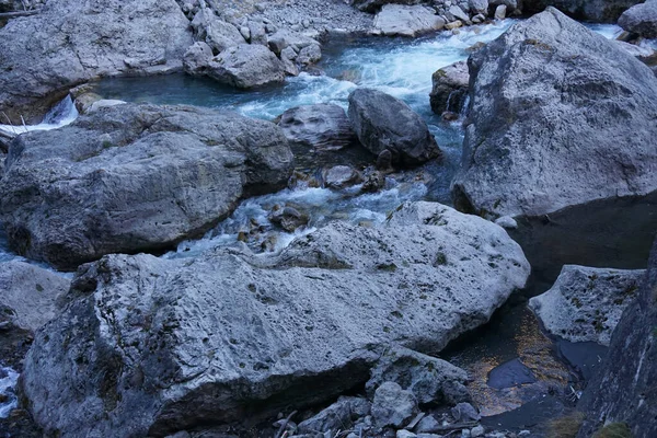 Pemandangan Cepat Musim Gugur Gunung Sungai Guloyhi Antara Batu Batu — Stok Foto