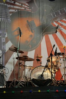 Perküsyon müzik enstrümanları bateri, perküsyon enstrümanları ve elektronik enstrümanlar bir müzikal tiyatroda sahnede