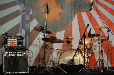   Sahnedeki bir müzikal tiyatroda perküsyon müzik aletleri ve ses yükselticisi.                             