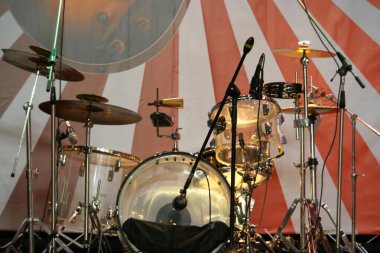  Perküsyon müzik enstrümanlarına yakın çekim. Bir müzikal tiyatroda davul ve elektronik enstrümanlar sahnede.