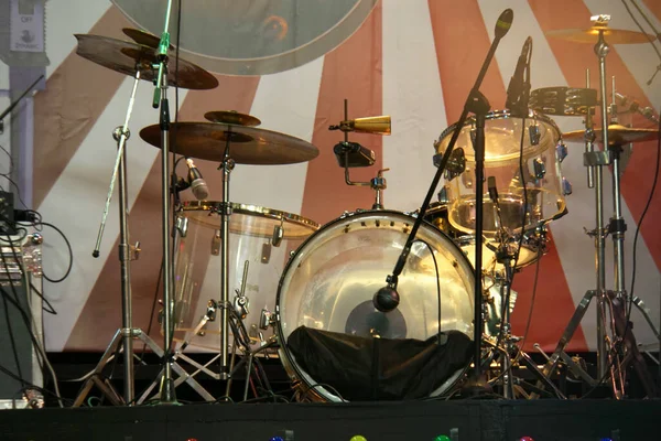 Yakın çekim perküsyon bateri, timpani ve elektronik enstrümanlarla bir müzikal tiyatroda sahnede                               