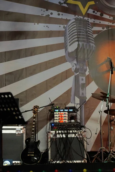 Percussie Muziekinstrumenten Met Drums Gitaar Elektronische Instrumenten Het Podium Een — Stockfoto