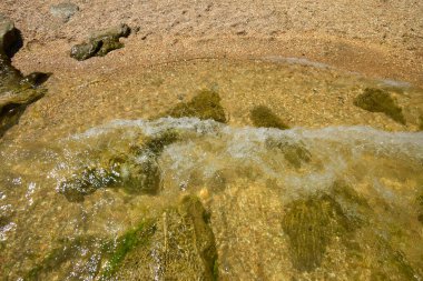  Kafkasya 'nın Dağıstan bölgesinde temiz su ve kum madenciliğiyle Hazar Denizi kıyısında gelgit                              