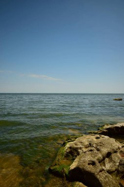  Hazar Denizi sabahının manzarası dalgalar, mavi gökyüzü, Kafkasya 'da deniz dalgaları ve kayalarla dolu su.                            