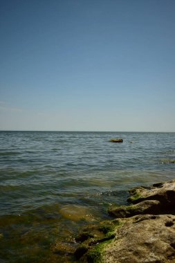 Hazar Denizi sabahı mavi gökyüzü ile Panorama, Kafkasya 'da deniz dalgaları ve kayalar ile su                               