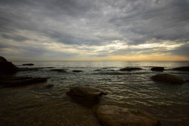 Kıyı ve sabah kayalıklarından oluşan Panorama Kafkasya 'da pembe gökyüzü ve bulutlarla Hazar Denizi                               