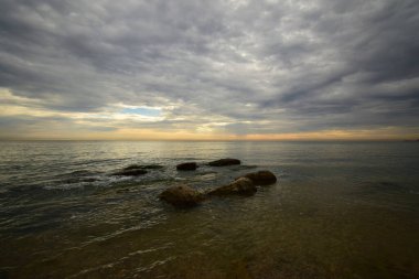 Kafkasya 'da Dağıstan Cumhuriyeti' nde pembe gökyüzü ve bulutlarla yaz ve sabah manzarası                               