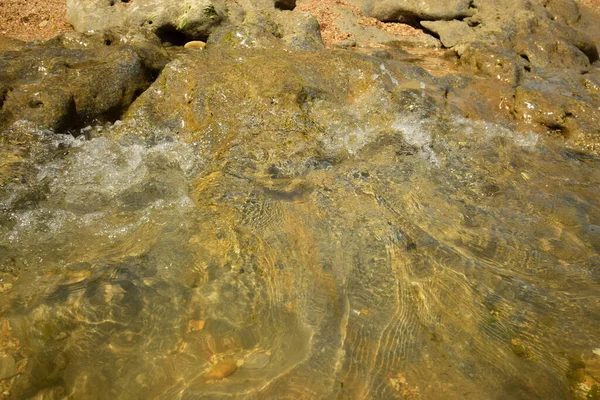 Gelombang Musim Panas Dengan Percikan Air Pantai Berbatu Laut Kaspia — Stok Foto