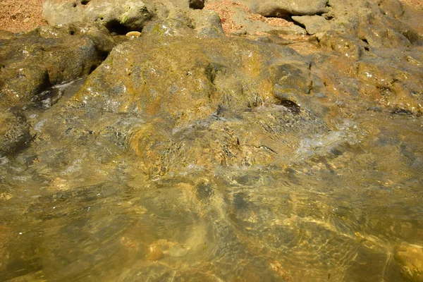 Marea Con Salpicaduras Agua Costa Pedregosa Del Mar Caspio Cáucaso — Foto de Stock