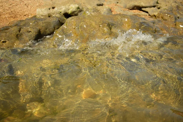 コーカサスのカスピ海沿岸の石の海岸で水の飛沫と潮の眺め — ストック写真