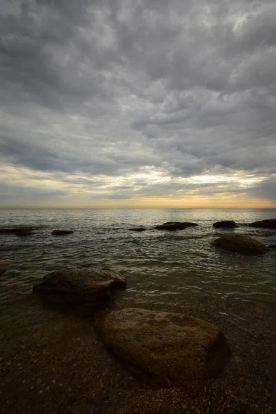 Kaspiya Denizi 'nin sabah manzarası dalgalarla ve pembe-sarı gökyüzüyle yazın Kafkasya' da bulutlarla