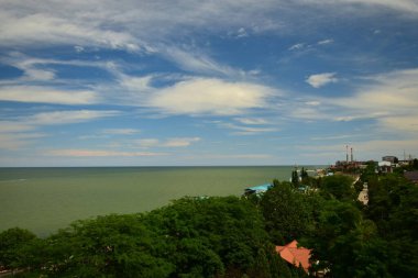 MAKHACHKALA, DAGESTAN REPUBLIC, RUSSIA - 20 Haziran 2018: Hazar Denizi, Kafkasya 'da binaları olan mavi gökyüzü ve şehir manzarası