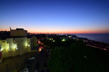 MAKHACHKALA, DAGESTAN REPUBLIC, RUSSIA - 20 Haziran 2018: Binalar ve plajlarla Makhachkala şehrinde gün batımını izlemek, Kafkasya                               