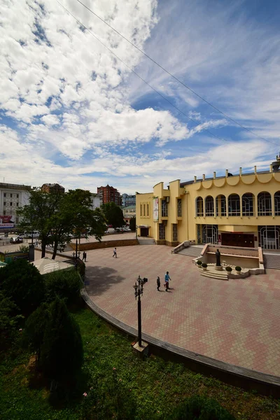 ロシア ダゲスタン共和国マカッカラ 2018年6月20日 にちなんで名付けられたクムイク音楽演劇の眺め サラバトヴァと広場 コーカサス — ストック写真