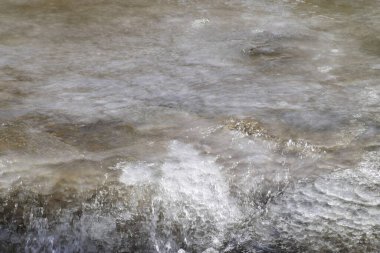  Kafkasya 'nın eteklerindeki dağlardan gelen buzlu, sualtı buzlu ve akan sularla dolu kış etekleri.                              