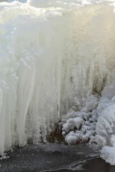 Blick Auf Baumelnde Eiszapfen Fluss Januar Fuße Des Kaukasus — Stockfoto