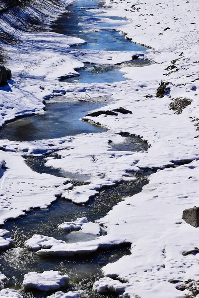 Вид Зимнюю Предгорную Реку Среди Белого Снега Текучую Воду Гор — стоковое фото