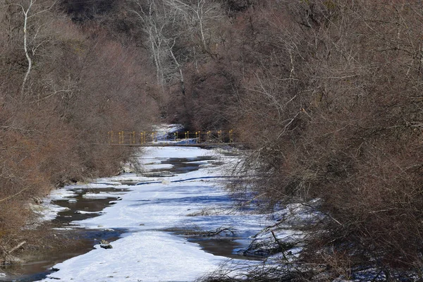 Vue Une Rivière Pied Hiver Parmi Neige Blanche Pont Suspendu — Photo