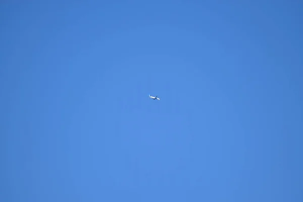 Srebrny Samolot Lecący Wysoko Błękitnym Niebie Nad Kaukazem — Zdjęcie stockowe