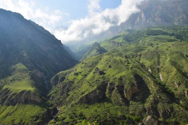 Kafkasya Dağları 'ndaki Cherek-Balkarian Geçidi' ndeki dağların manzarası                              