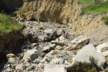 Kafkasya Dağları 'ndaki Cherek-Balkarian Geçidi' ndeki kayaların arasındaki taştan nehir.                               