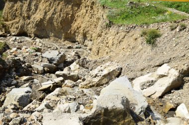 Kafkasya Dağları 'ndaki Cherek-Balkarian Geçidi' ndeki kayaların arasındaki mağaranın görüntüsü                             